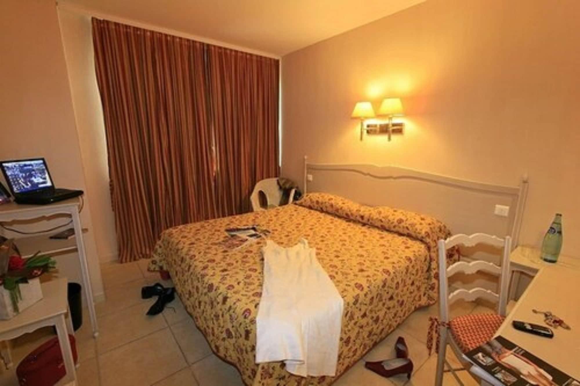 Logis Nimotel Hotel Cosy Ним Экстерьер фото